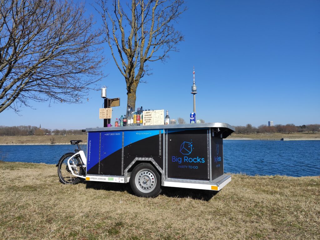 Mobile Fahrradbar steht auf der Donauinsel. Im Hintergrund sieht man den Donauturm und die neue Donau
