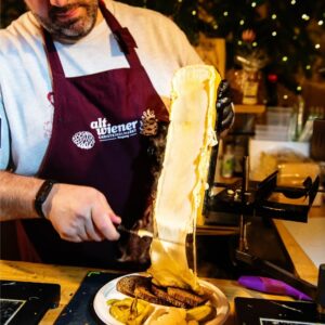 Raclette Stand - Christkindelmarkt Raclettebrot in the making - Catering Event Bar Wien